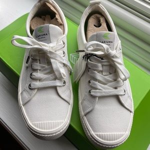 BRAND NEW Cariuma Off white low canvas sneakers size 7